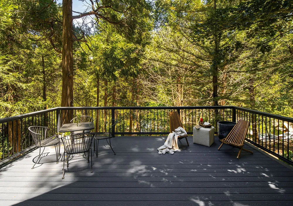 Accents noirs et cheminée rouge : une maison en forme de A dans la forêt - Gallery image 19