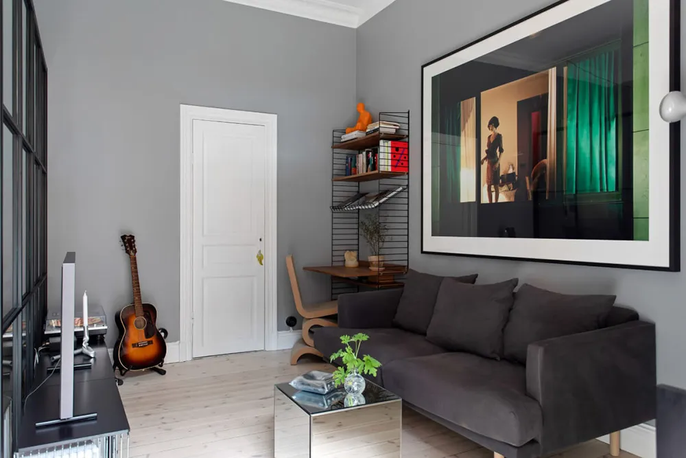 Mały apartament muzyka w Stokholmie z szarymi ścianami i przegrodą (33 m²) - 8