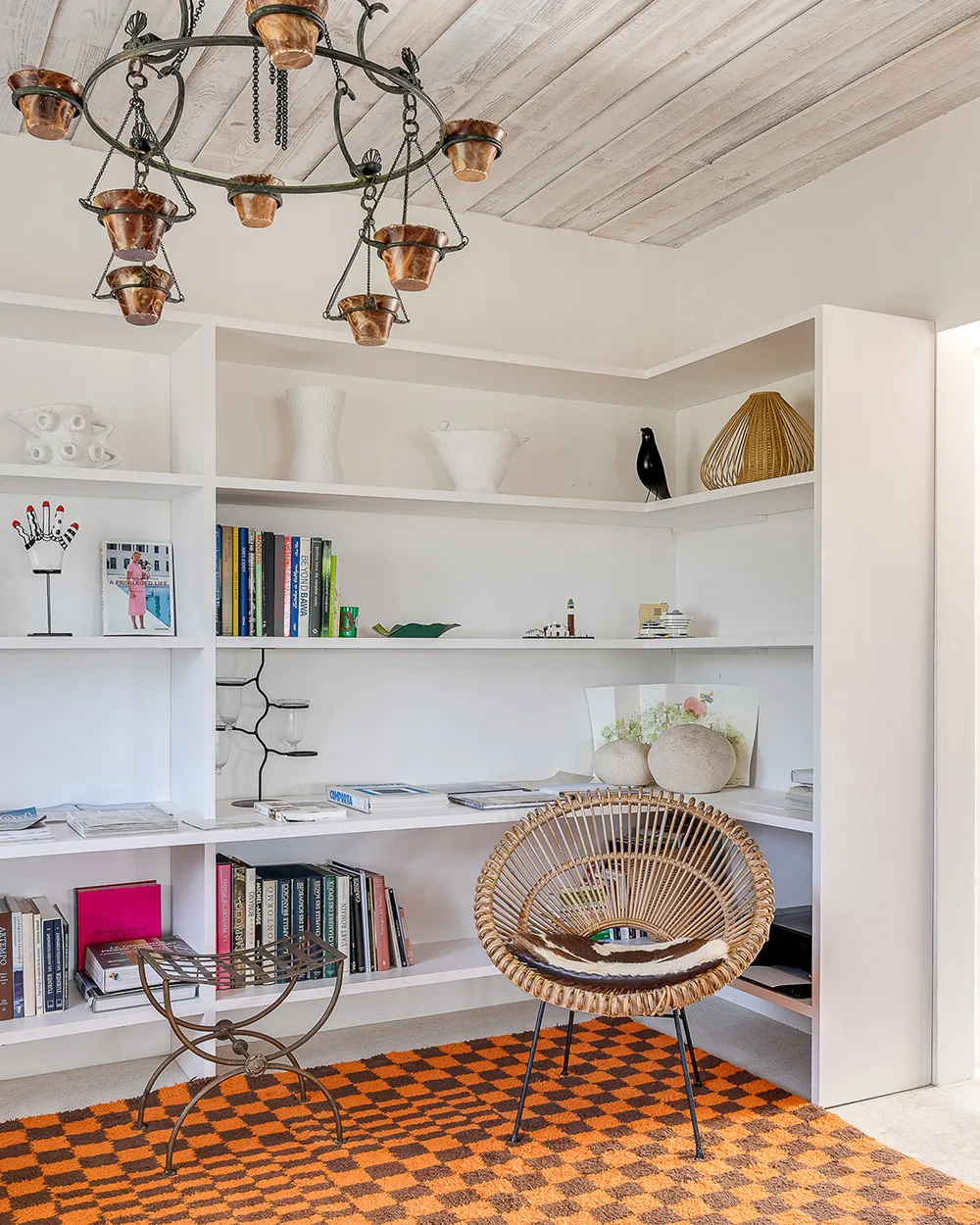 Weiße Innenräume und auffallende Details: Traditionelles Strandhaus in Portugal - Gallery image 3