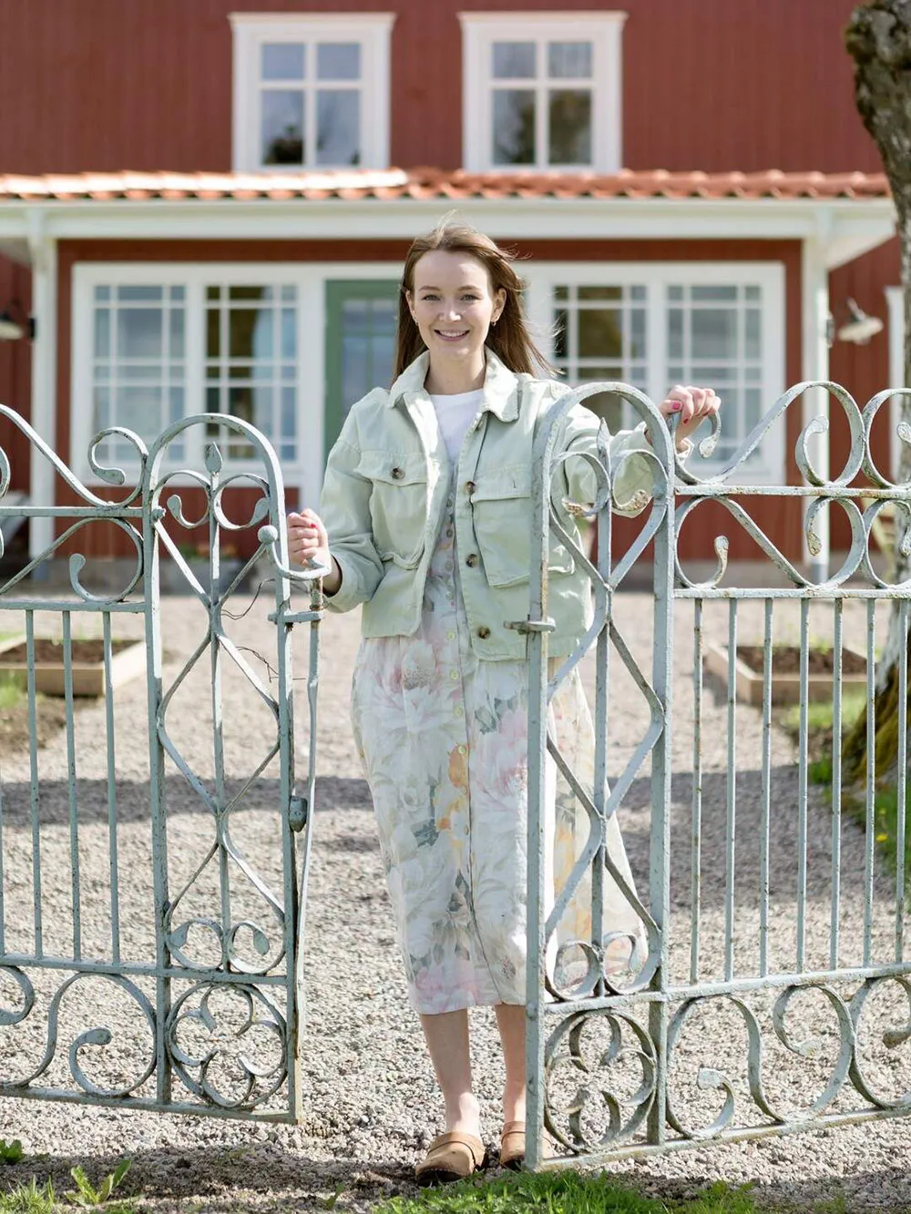 Traditional Swedish Cottage of the 19th Century with Red Facade and Countryside Interior - Gallery image 1