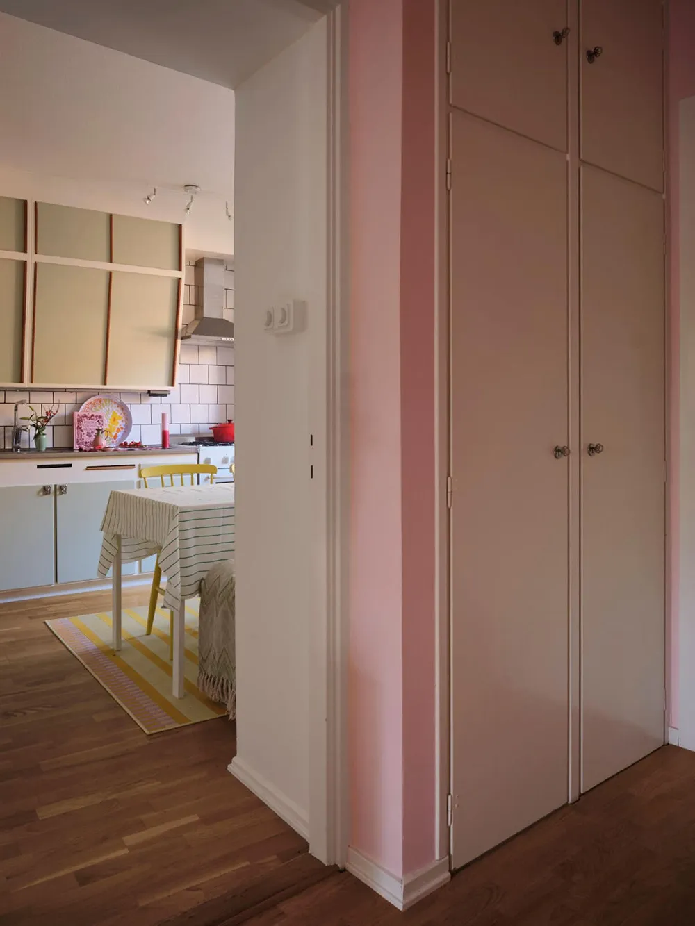 Pastel coloris joyeux dans le design d'une petite appartement scandinave (54 m²) - Gallery image 8