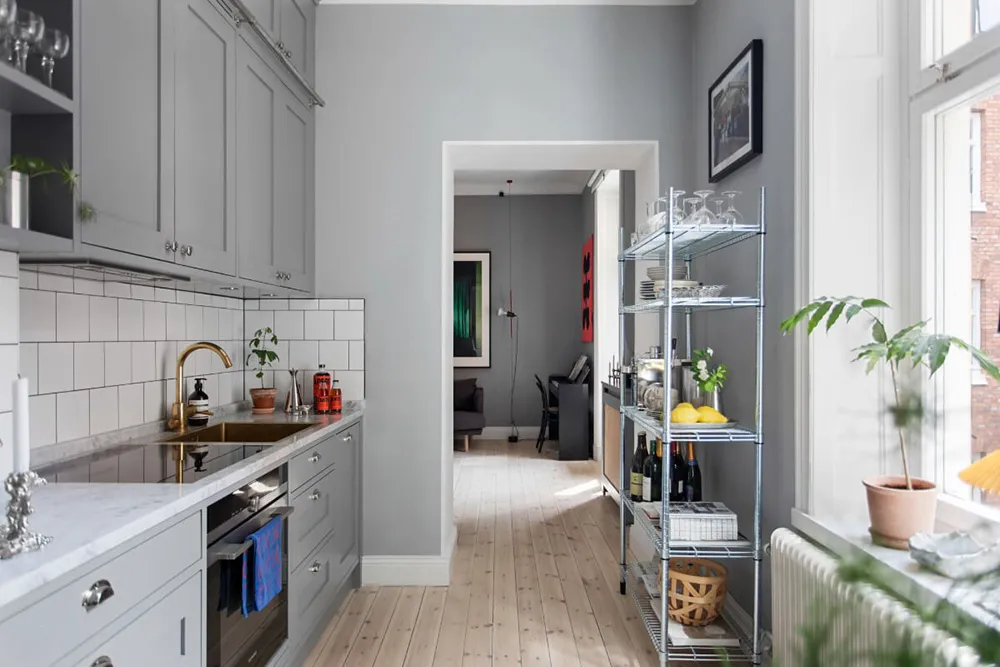 Mały apartament muzyka w Stokholmie z szarymi ścianami i przegrodą (33 m²) - 9