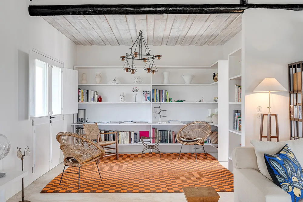 Weiße Innenräume und auffallende Details: Traditionelles Strandhaus in Portugal - Gallery image 5