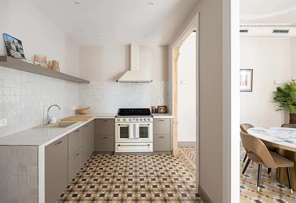 Płytka i inne unikalne detale: słońce w apartamencie w Barcelonie - Gallery image 9