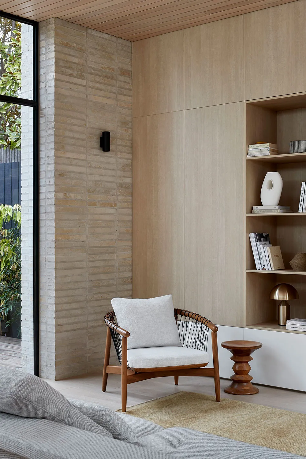 Piedra, madera, ladrillo: un interior moderno acogedor en Melbourne - Gallery image 3