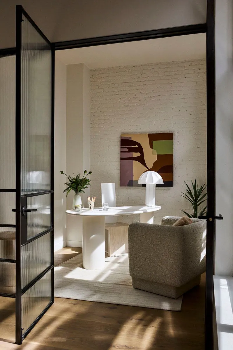 Modny dekor w ciepłych tonach i otwarte przestrzenie: loft w Nowym Jorku - Gallery image 2