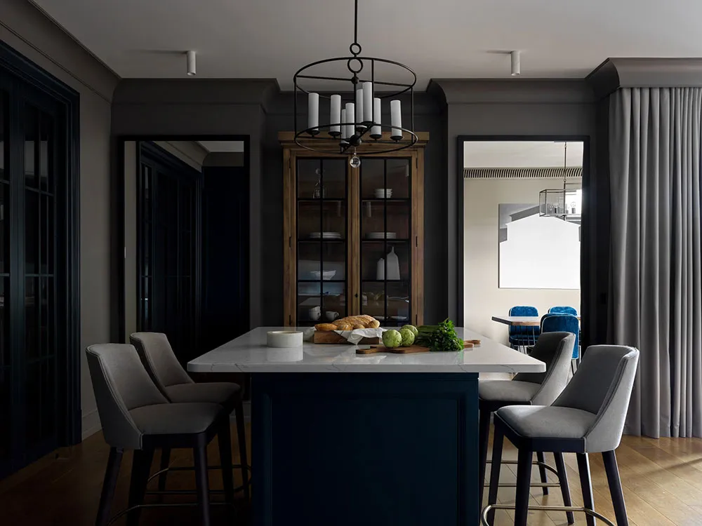 गहरे रंग एवं उत्कृष्ट आधुनिक डिज़ाइन: मॉस्को में एक युवा परिवार के लिए एक शानदार अपार्टमेंट - Gallery image 3