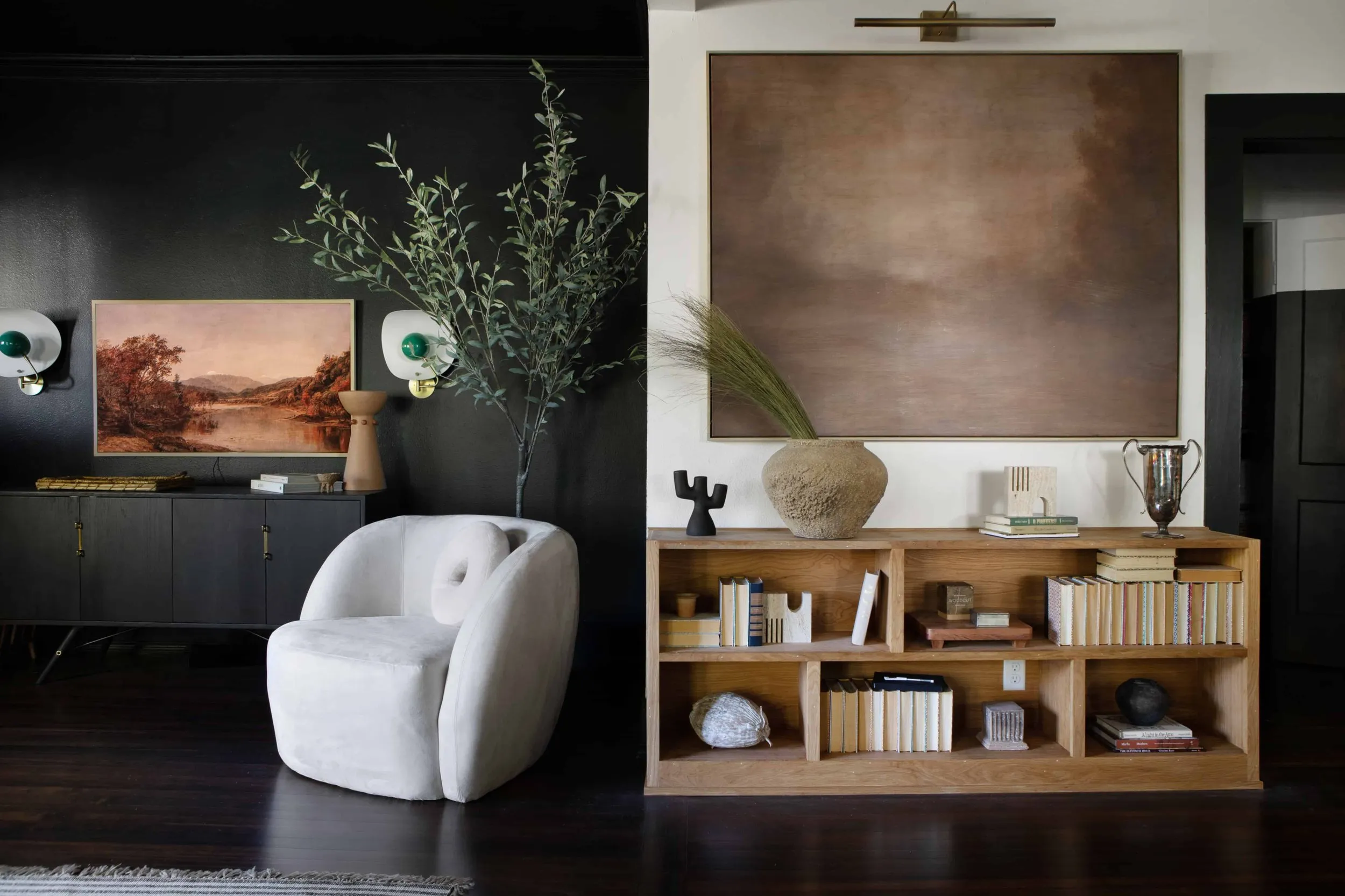 Acogedor cabaña rural en Texas con elementos oscuros en el diseño - Gallery image 3