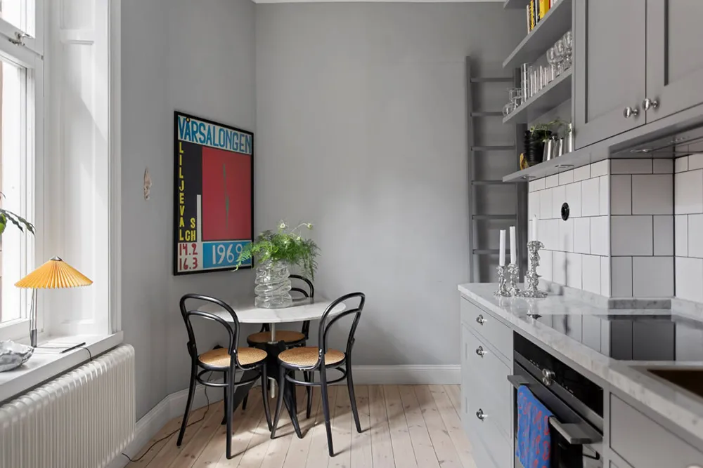 Mały apartament muzyka w Stokholmie z szarymi ścianami i przegrodą (33 m²) - 12