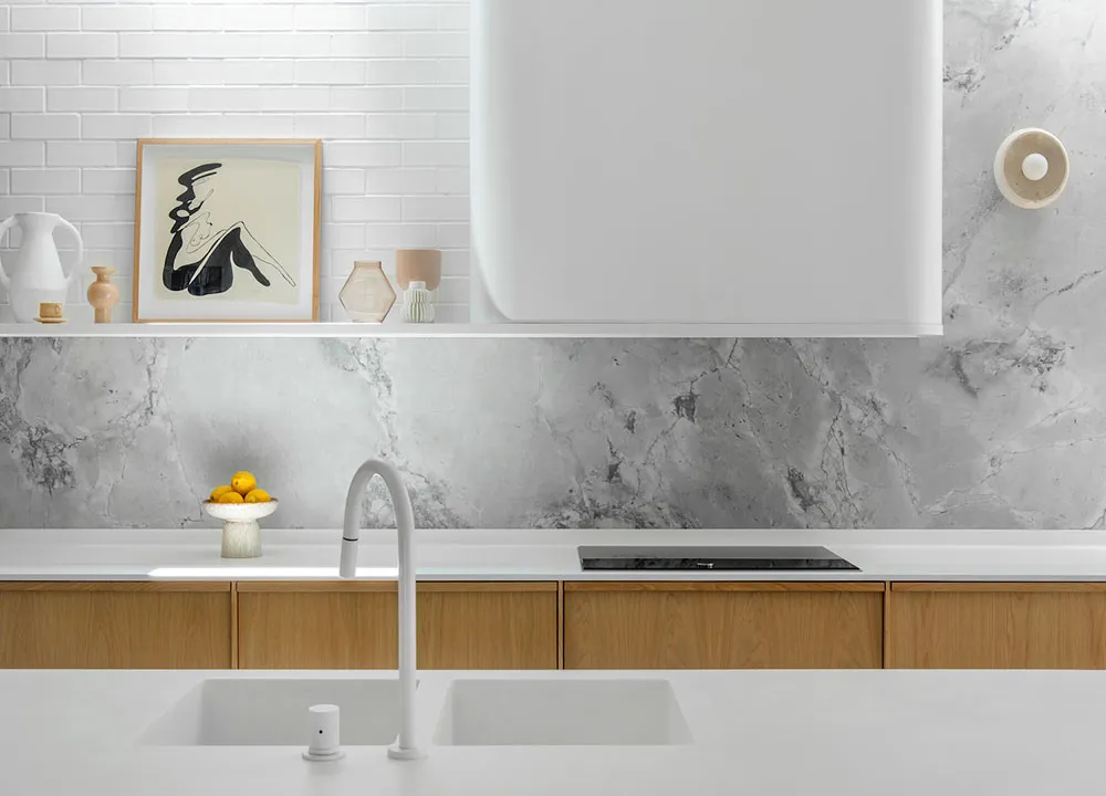 Une merveilleuse cuisine blanche avec sol sombre et détails en bois - Gallery image 2