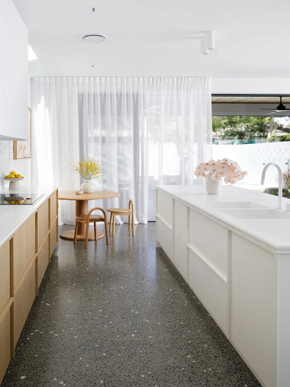 Une merveilleuse cuisine blanche avec sol sombre et détails en bois - Gallery image 5