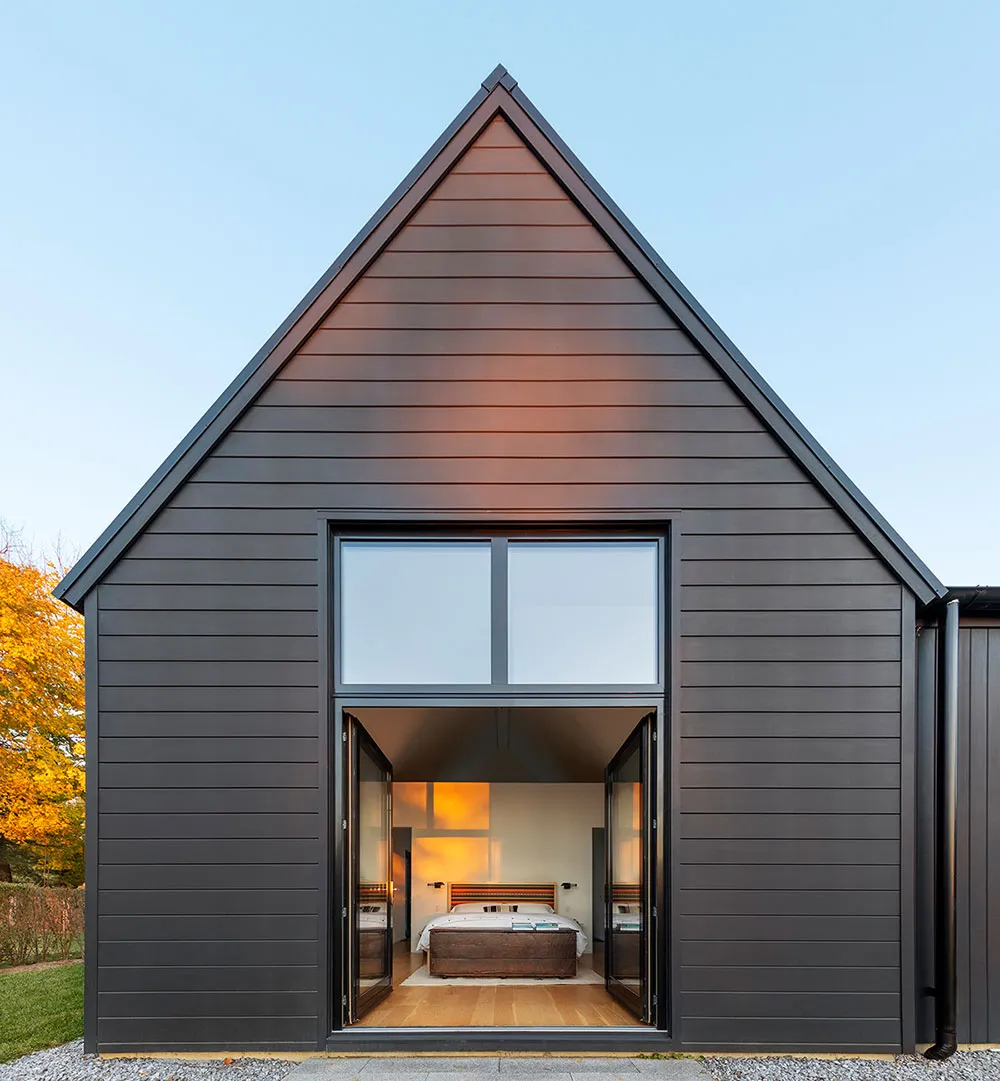 Intérieurs très lumineux d'un moderne cottage noir en pleine nature - Gallery image 22