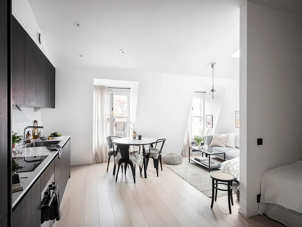Petite mansarde blanche avec cuisine sombre (34 m²) - Gallery image 3