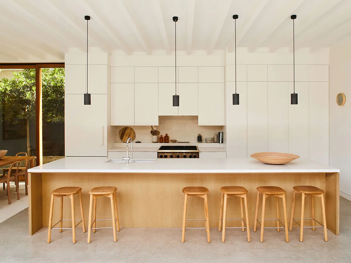 Interiores soleados de casa en Sídney para familia que se mudó de California - Gallery image 2