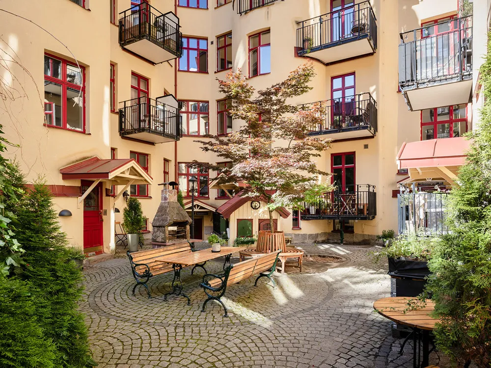 Petite mansarde blanche avec cuisine sombre (34 m²) - Gallery image 21