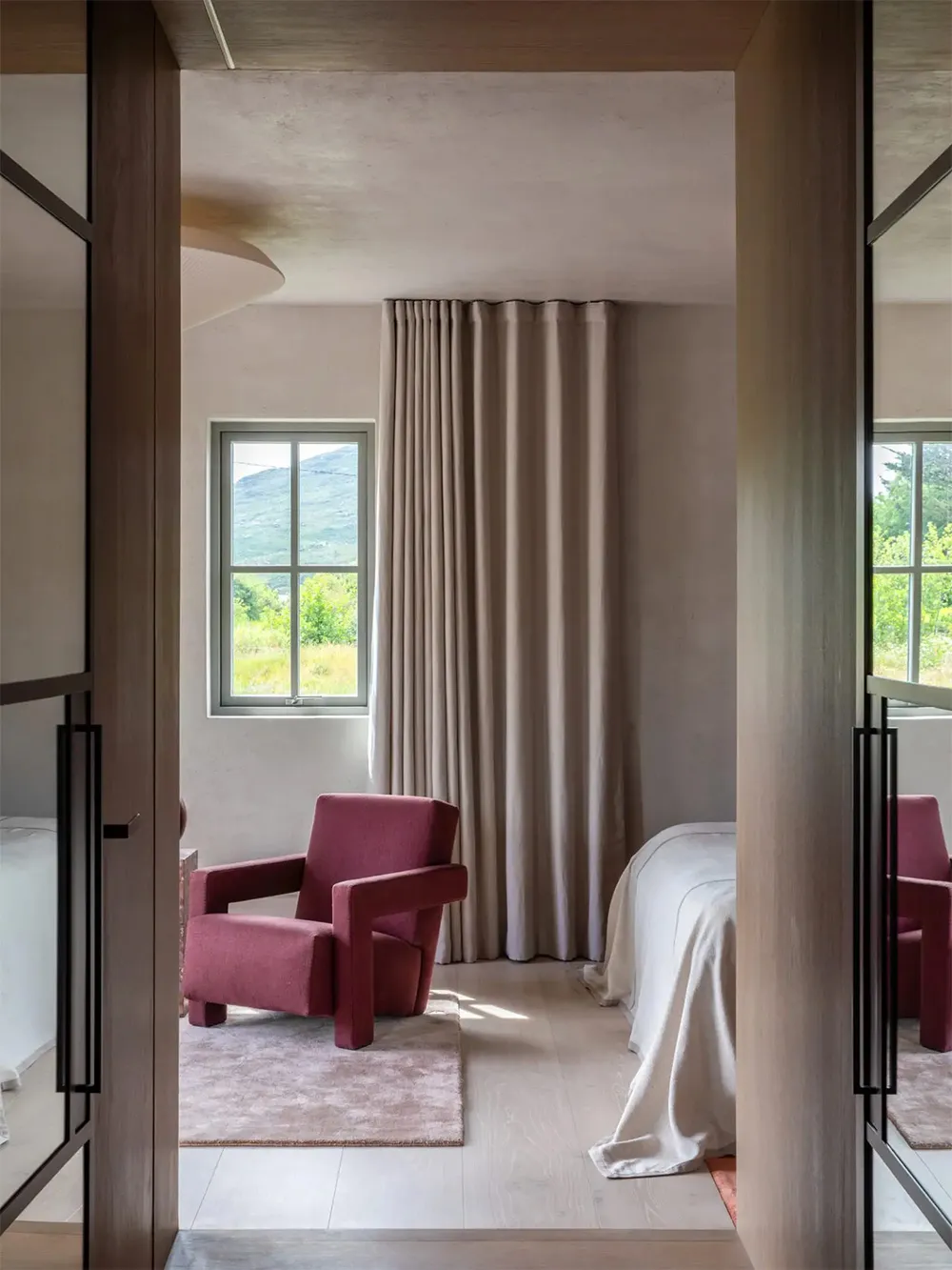 Красивая гамма в дизайне коттеджа посреди суровой природы Ирландии - Gallery image 13