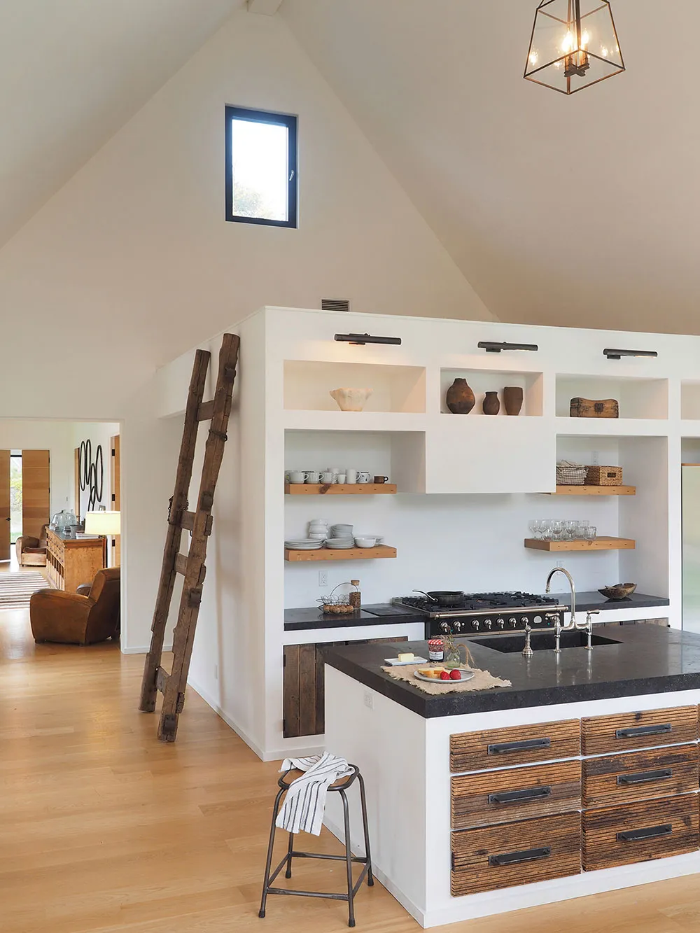 Intérieurs très lumineux d'un moderne cottage noir en pleine nature - Gallery image 12