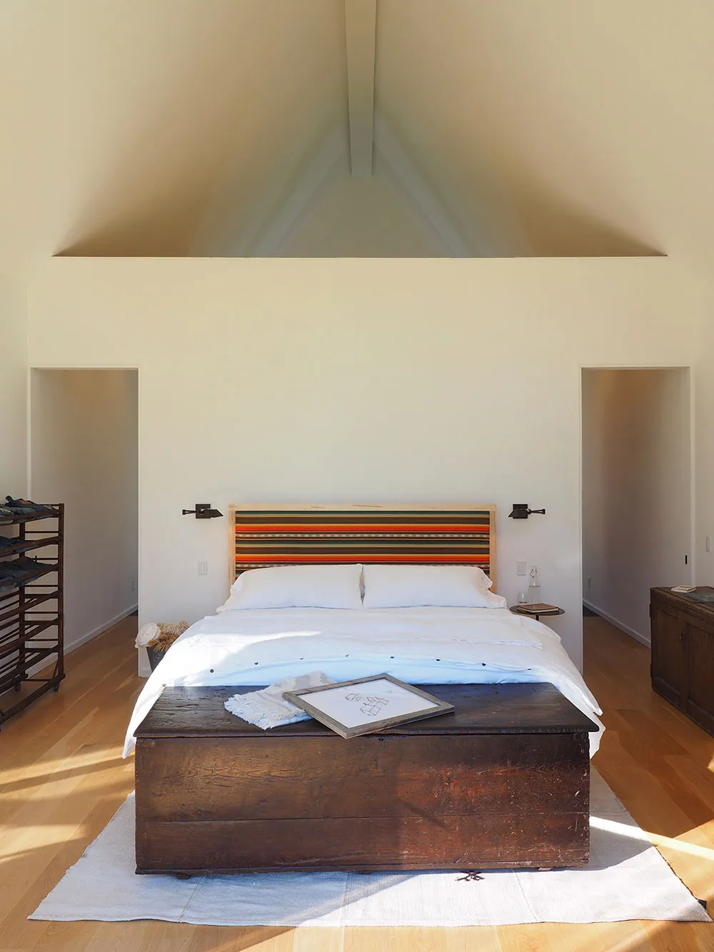 Intérieurs très lumineux d'un moderne cottage noir en pleine nature - Gallery image 20