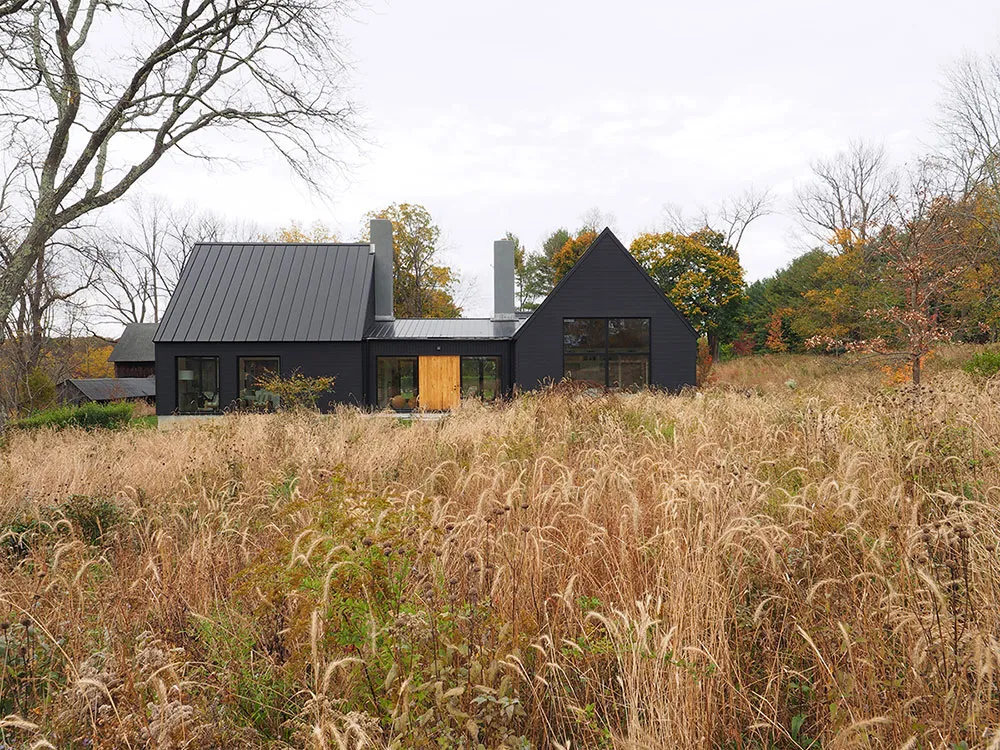 Intérieurs très lumineux d'un moderne cottage noir en pleine nature - Gallery image 24