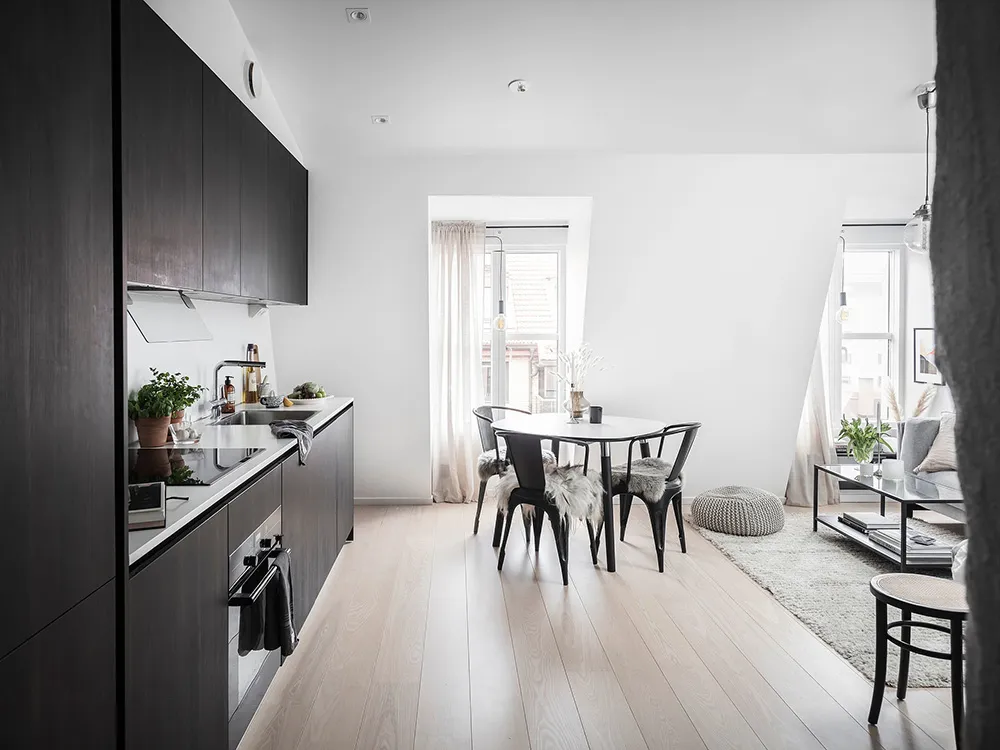 Petite mansarde blanche avec cuisine sombre (34 m²) - Gallery image 19