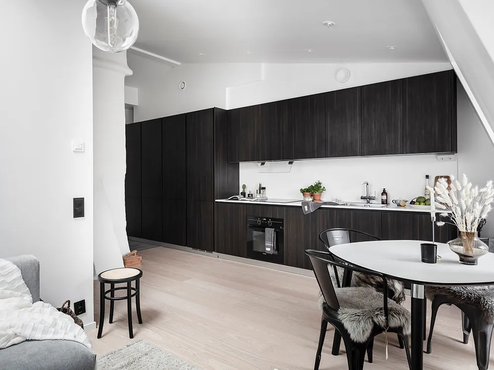 Petite mansarde blanche avec cuisine sombre (34 m²) - Gallery image 6