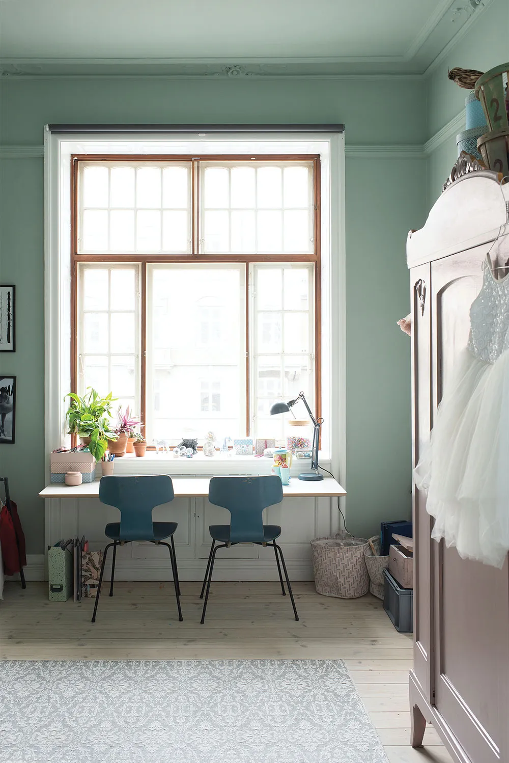 Apartamenty rodziny projektanta w Kopenhadze z nowoczesnymi zielonymi ścianami i linią - Gallery image 7