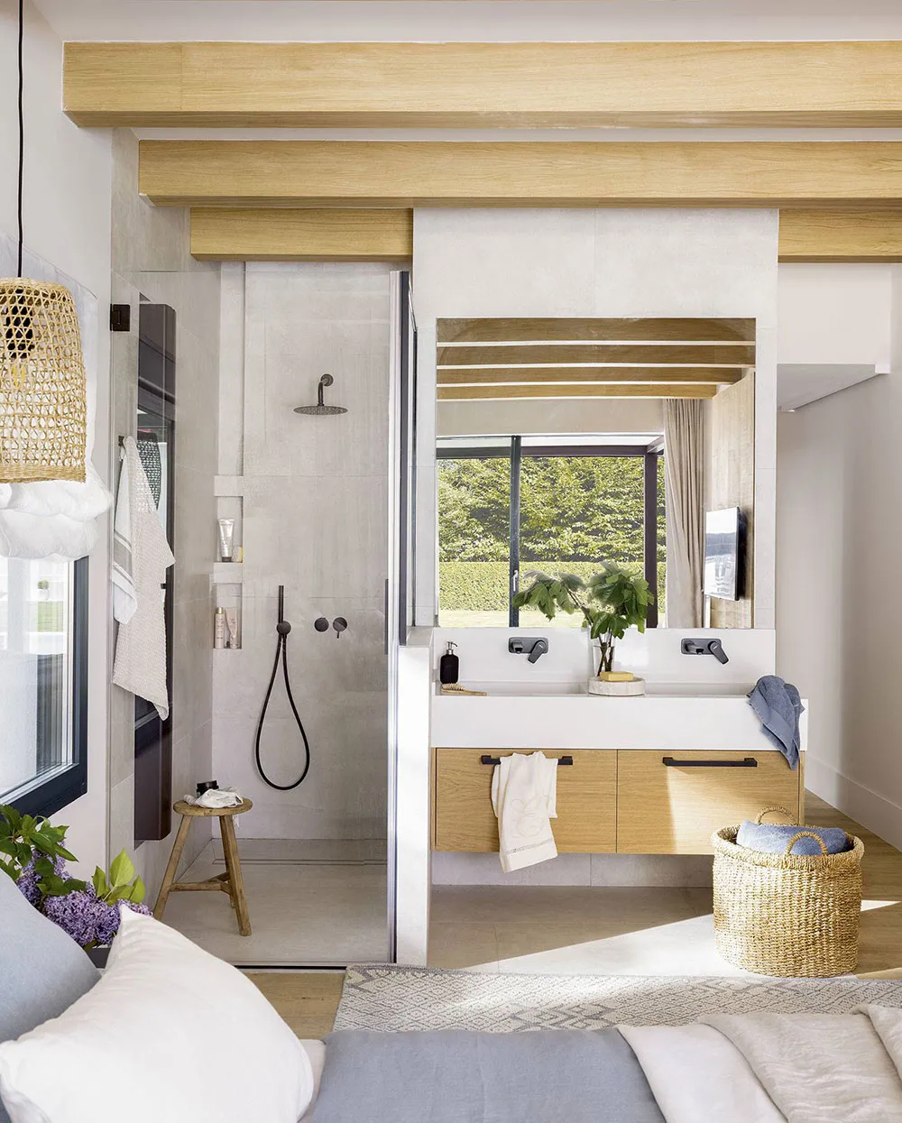 Interior luminoso y natural de una casa acogedora en España - Gallery image 9