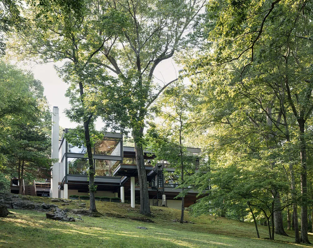 काँच की दीवारें एवं लकड़ी की बीम: कनेक्टिकट में स्थित एक अनूठा जंगली घर - Gallery image 1