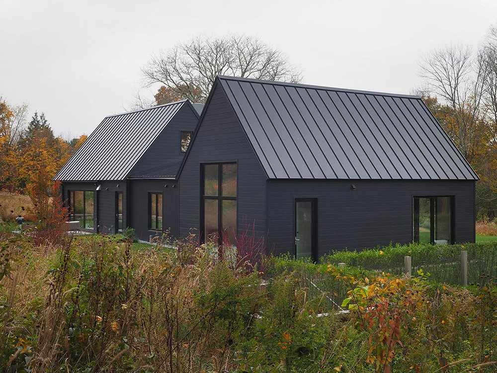 Intérieurs très lumineux d'un moderne cottage noir en pleine nature - Gallery image 23