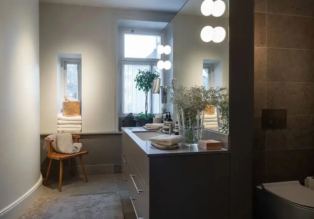 Moderne Klassik mit stylischen dunklen Akzenten: Wohnung in Stockholm - Gallery image 12