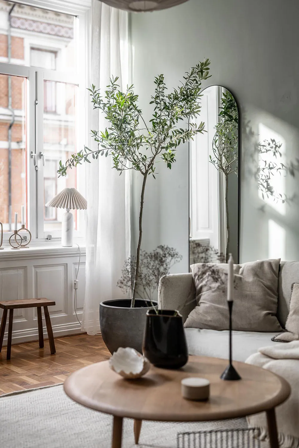 एक स्कैंडिनेवियाई अपार्टमेंट के हरे रंग के इनटीरियर (74 वर्ग मीटर) - Gallery image 1