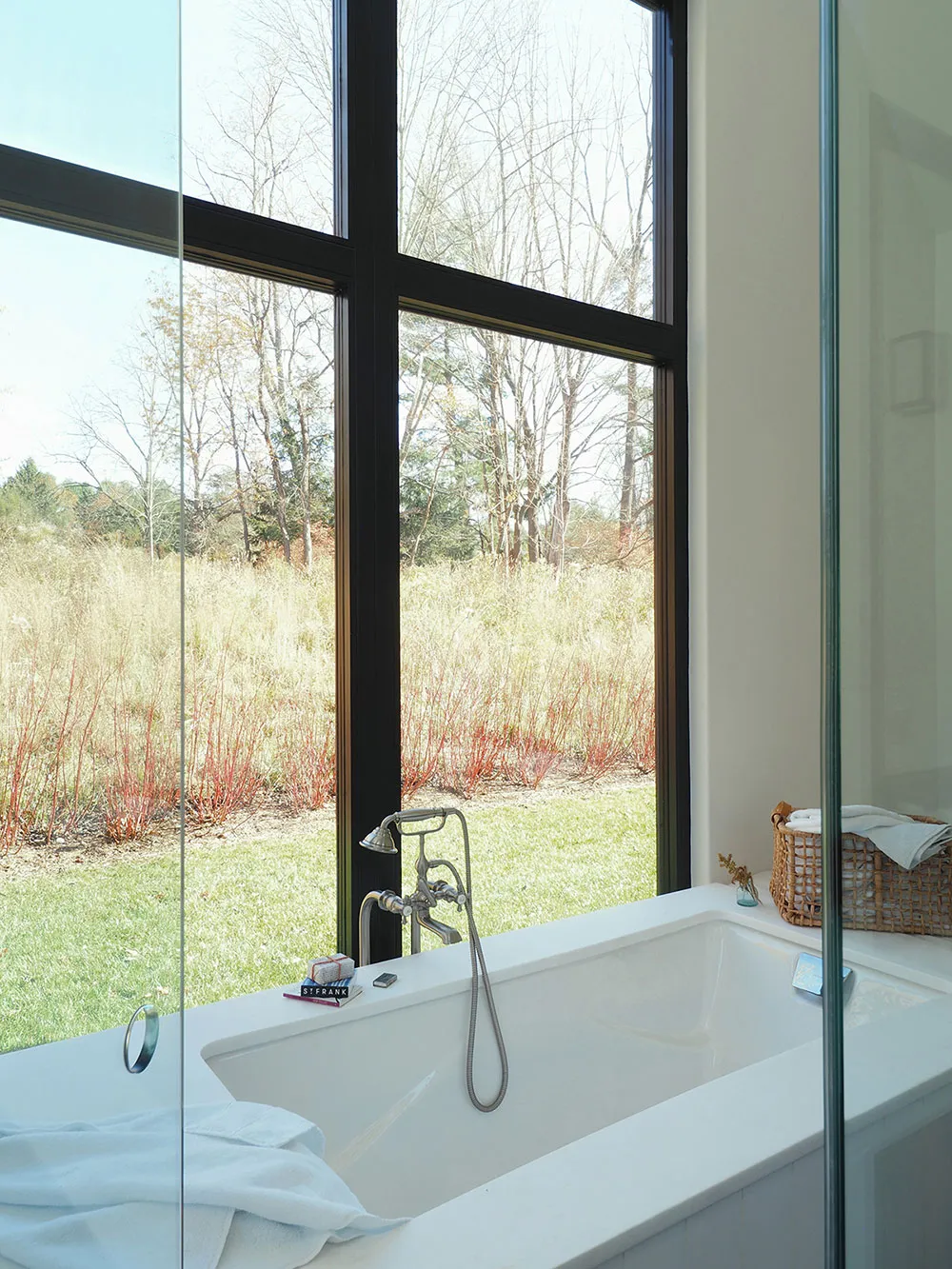 Intérieurs très lumineux d'un moderne cottage noir en pleine nature - Gallery image 18