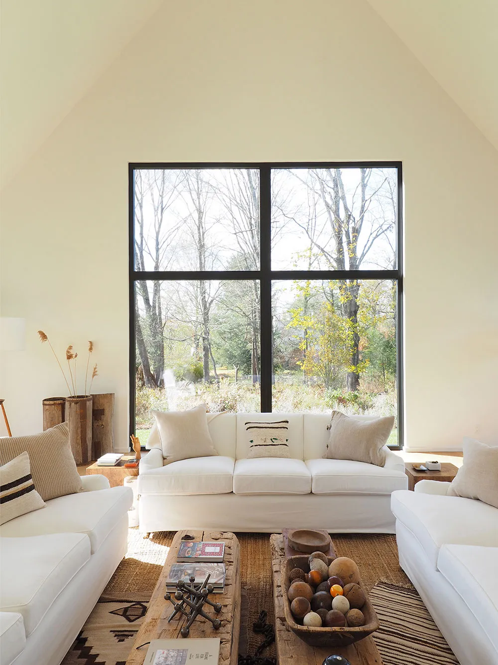 Intérieurs très lumineux d'un moderne cottage noir en pleine nature - Gallery image 4