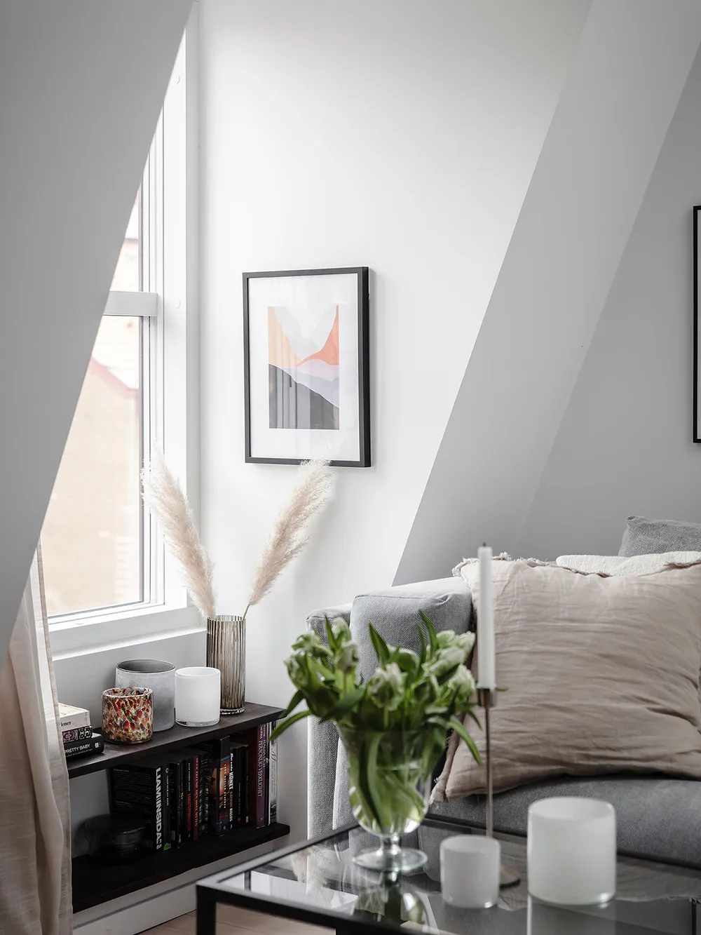 Petite mansarde blanche avec cuisine sombre (34 m²) - Gallery image 8