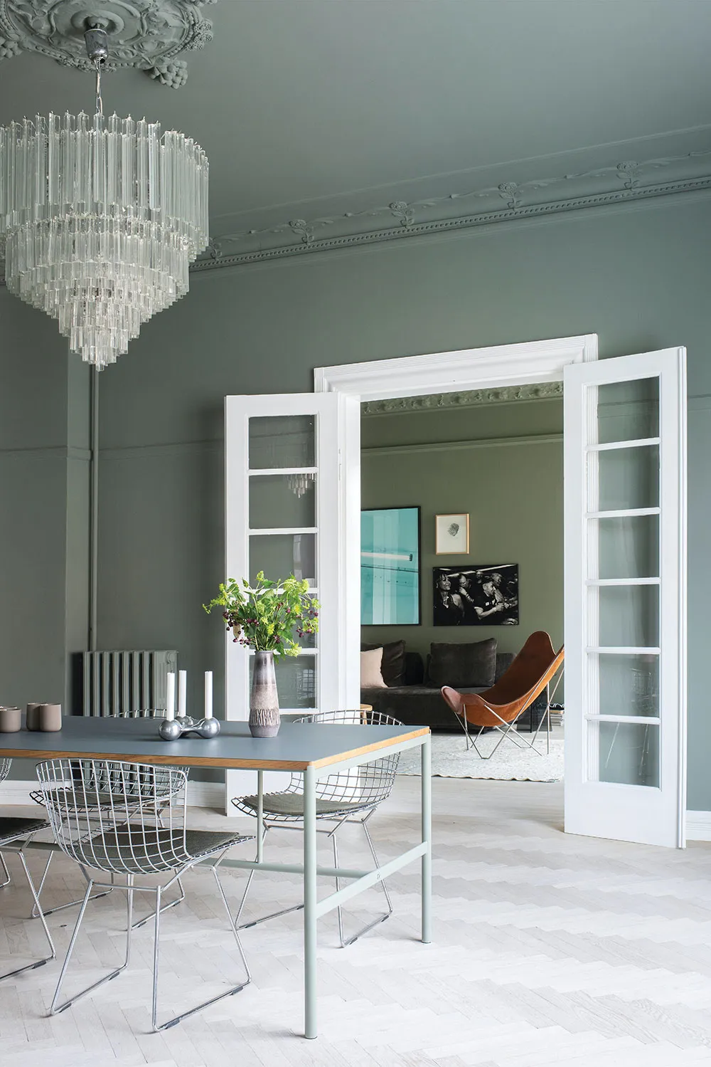 Apartamenty rodziny projektanta w Kopenhadze z nowoczesnymi zielonymi ścianami i linią - Gallery image 3