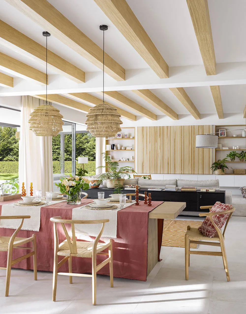 Interior luminoso y natural de una casa acogedora en España - Gallery image 4