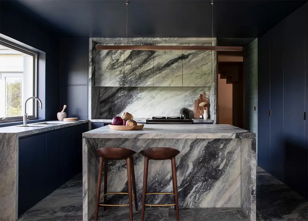 Красивая гамма в дизайне коттеджа посреди суровой природы Ирландии - Gallery image 3