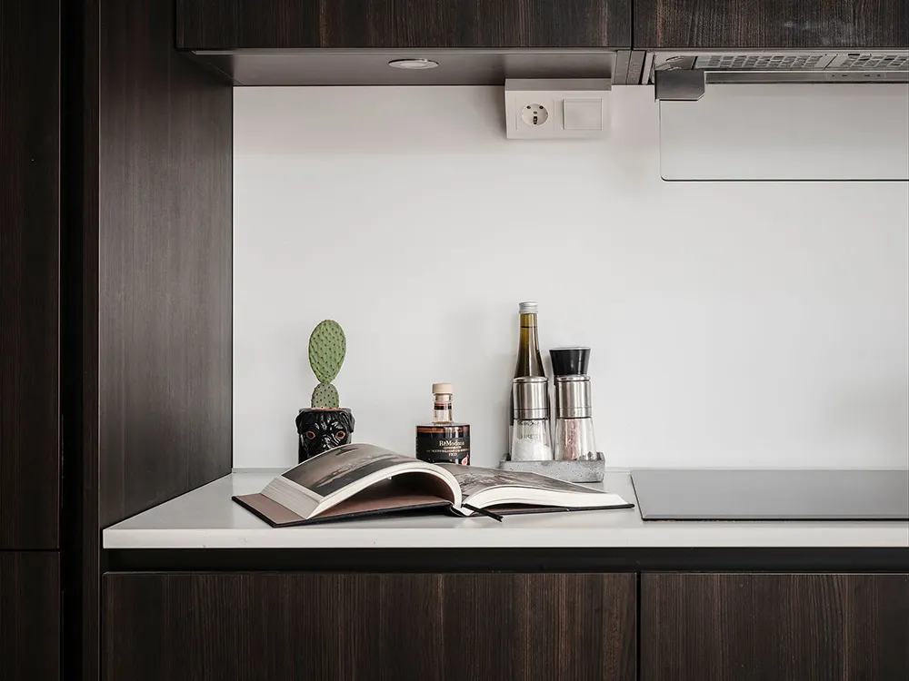 Petite mansarde blanche avec cuisine sombre (34 m²) - Gallery image 11