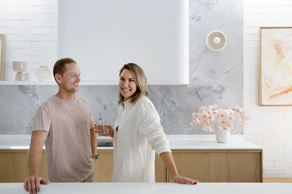 Une merveilleuse cuisine blanche avec sol sombre et détails en bois - Gallery image 9