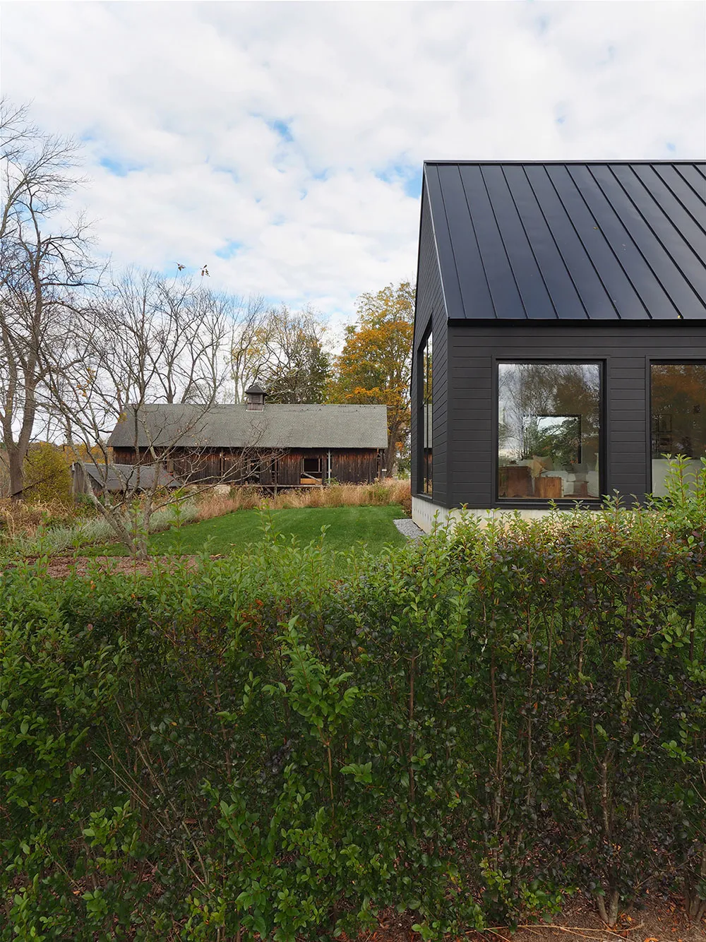 Intérieurs très lumineux d'un moderne cottage noir en pleine nature - Gallery image 26