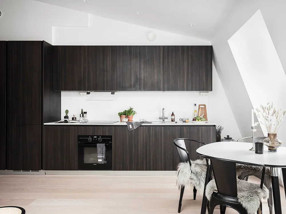 Petite mansarde blanche avec cuisine sombre (34 m²) - Gallery image 9