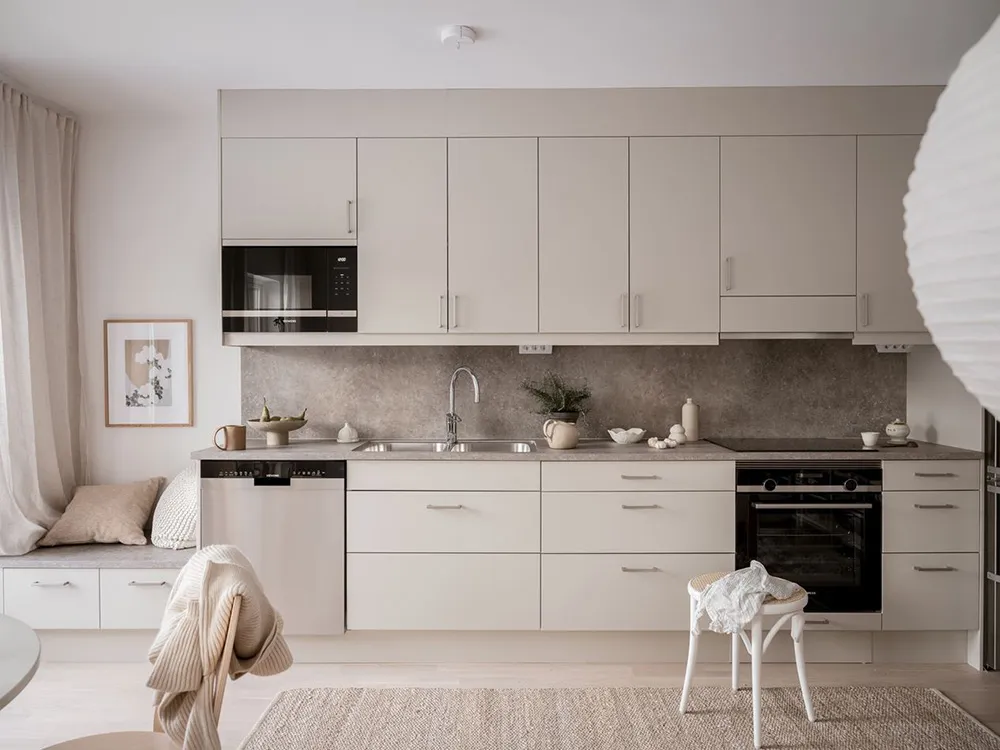 Decoración beige suave en un apartamento escandinavo pequeño (52 m²) - Gallery image 8