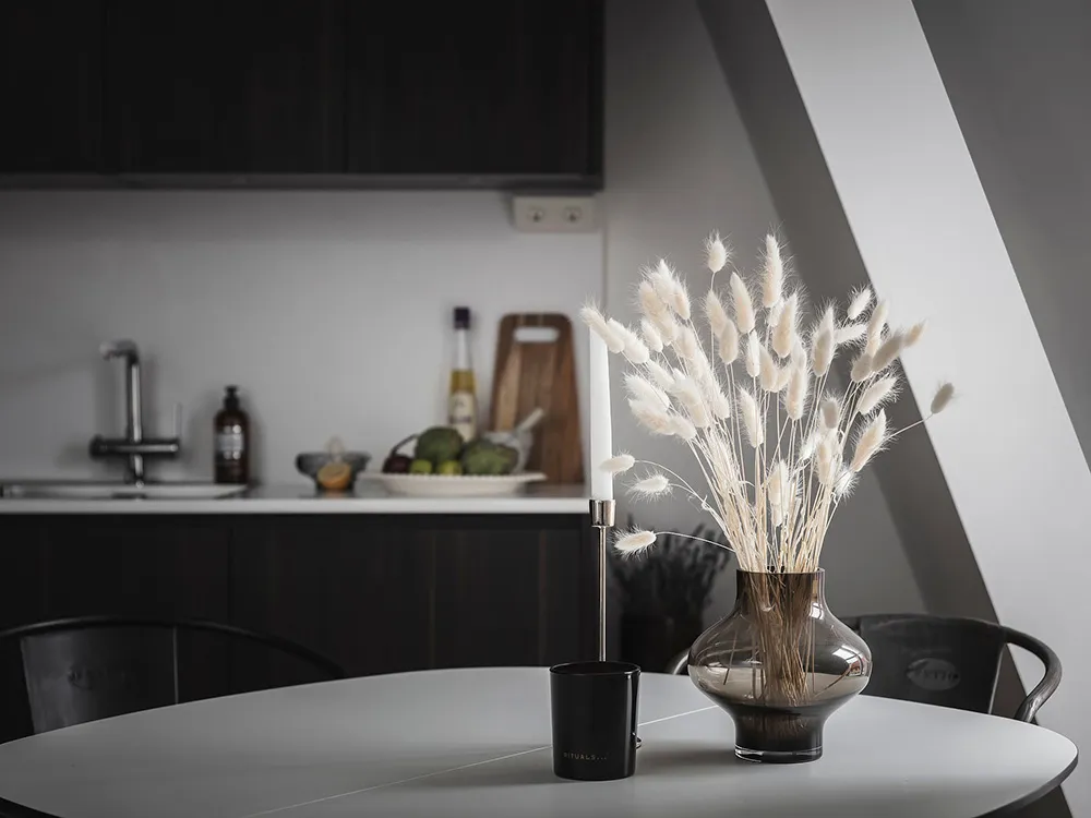 Petite mansarde blanche avec cuisine sombre (34 m²) - Gallery image 10