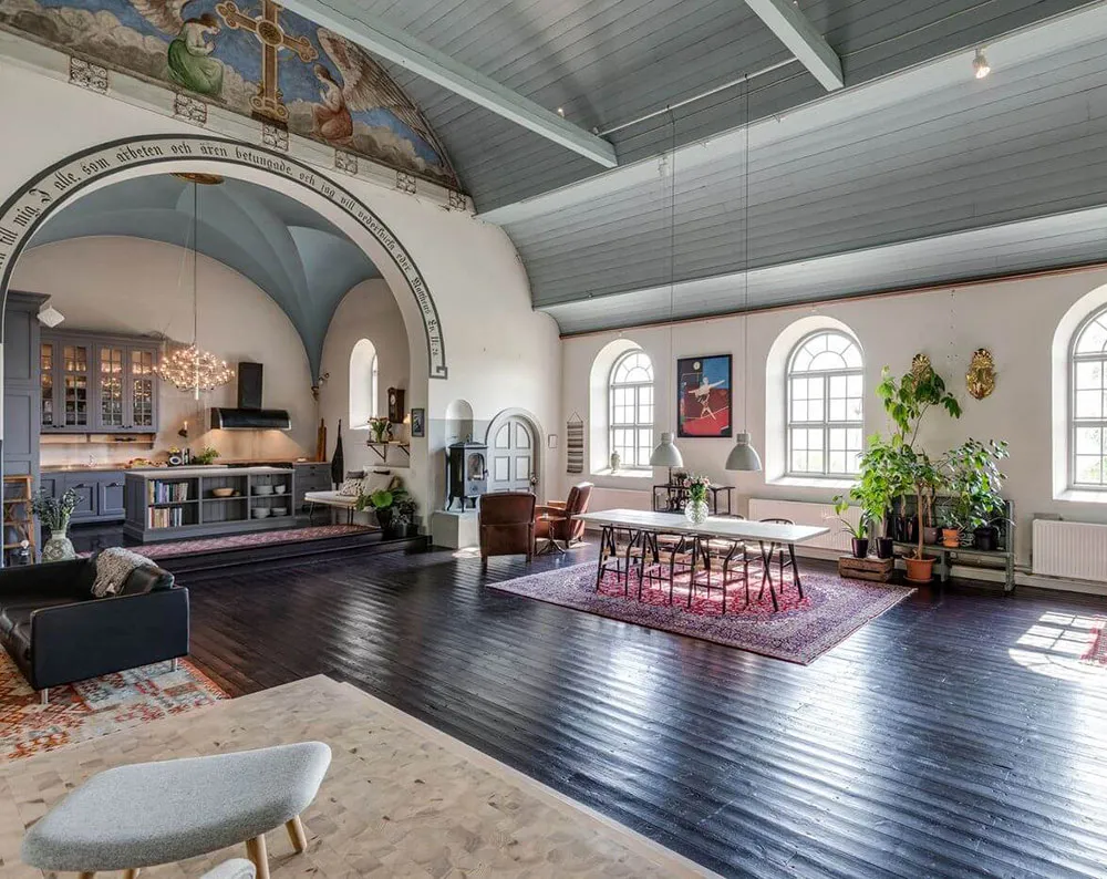 Mittelalterliche Gewölbe und offener Raum: Einzigartiges Haus in einer ehemaligen Kirche in Schweden - Gallery image 10