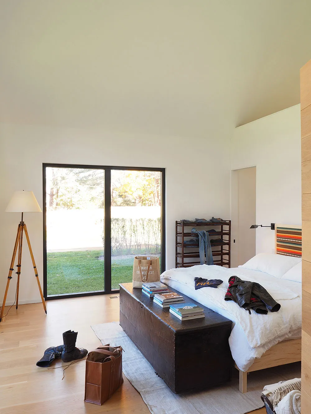 Intérieurs très lumineux d'un moderne cottage noir en pleine nature - Gallery image 21