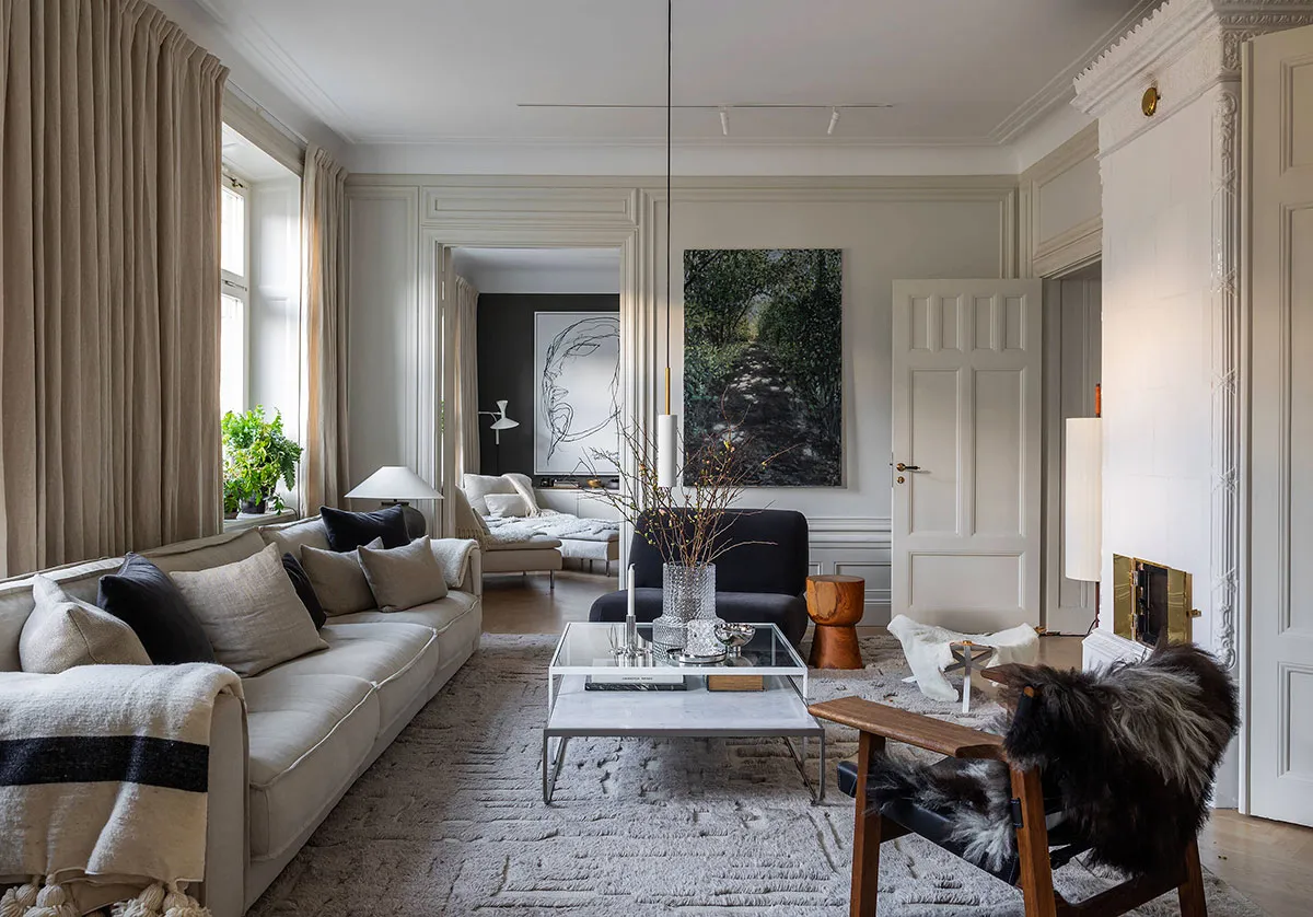 Moderne Klassik mit stylischen dunklen Akzenten: Wohnung in Stockholm - Gallery image 1