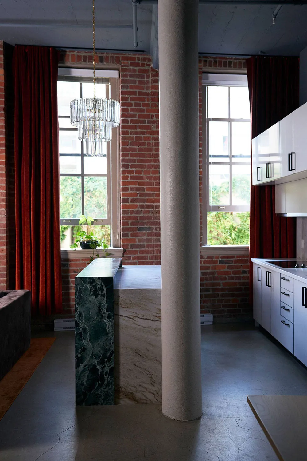 Ricos matices y cristal en el fondo de ladrillo: loft en Canadá - Gallery image 1