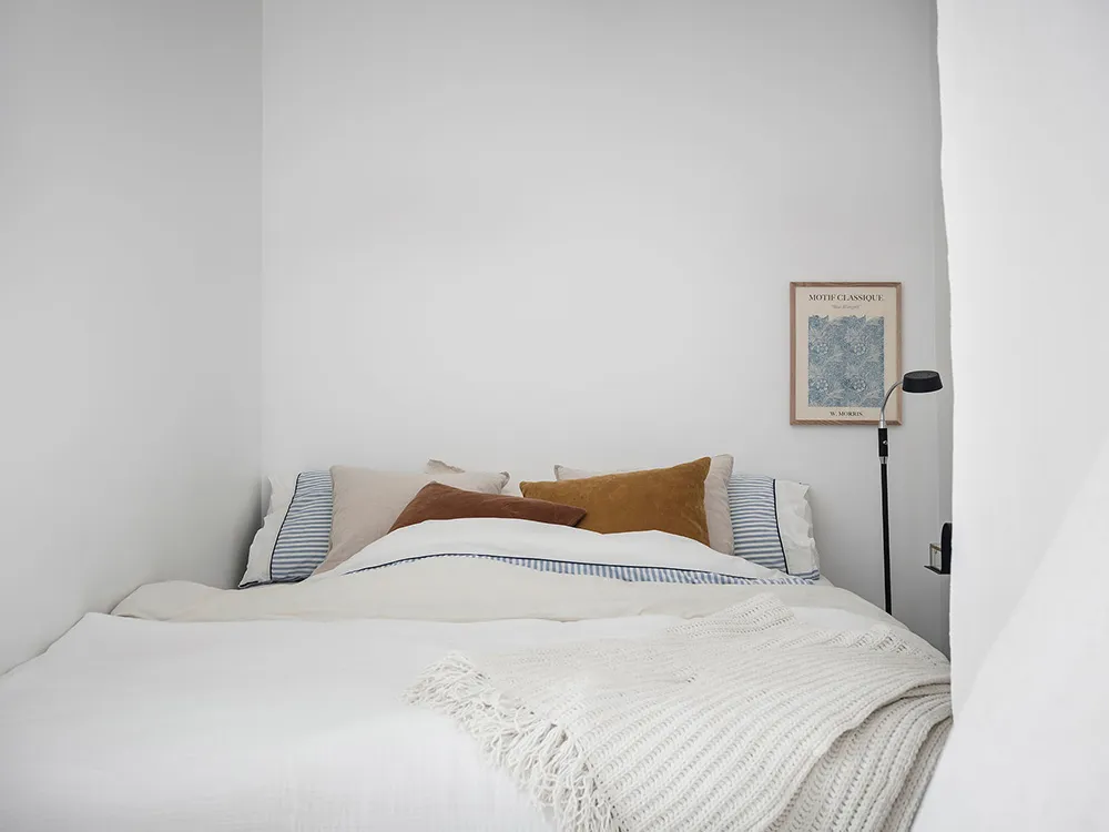 Petite mansarde blanche avec cuisine sombre (34 m²) - Gallery image 18