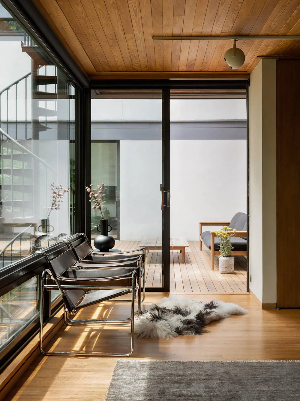 काँच की दीवारें एवं लकड़ी की बीम: कनेक्टिकट में स्थित एक अनूठा जंगली घर - Gallery image 11