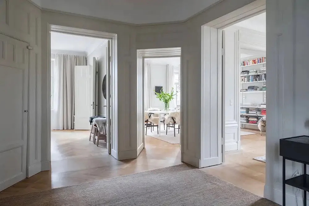 Moderne Klassik mit stylischen dunklen Akzenten: Wohnung in Stockholm - Gallery image 13
